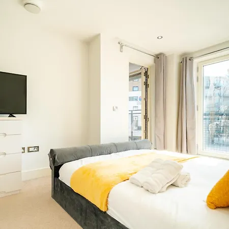 Greenwich Station Suite: Luxury 2-Bed with PlayStation London Exterior photo
