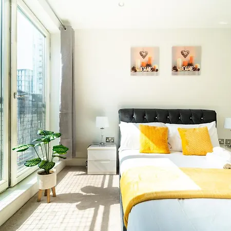 Greenwich Station Suite: Luxury 2-Bed with PlayStation London Exterior photo