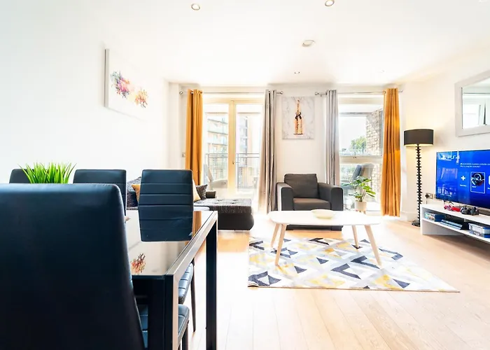 Luxury Greenwich 2Bed 2Bath Apt - Sleep 6 Guest- 1 Min From Station - Close To Greenwich Maritime- Playstation Provided