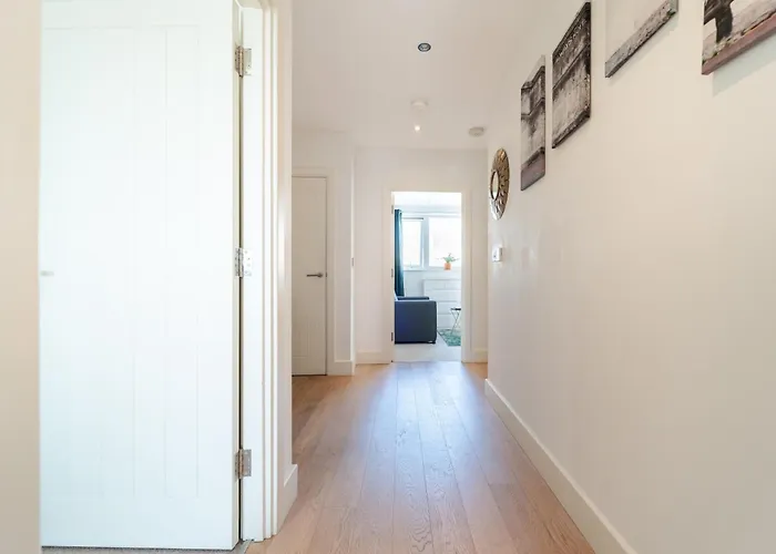 Luxury Greenwich 2Bed 2Bath Apt - Sleep 6 Guest- 1 Min From Station - Close To Greenwich Maritime- Playstation Provided