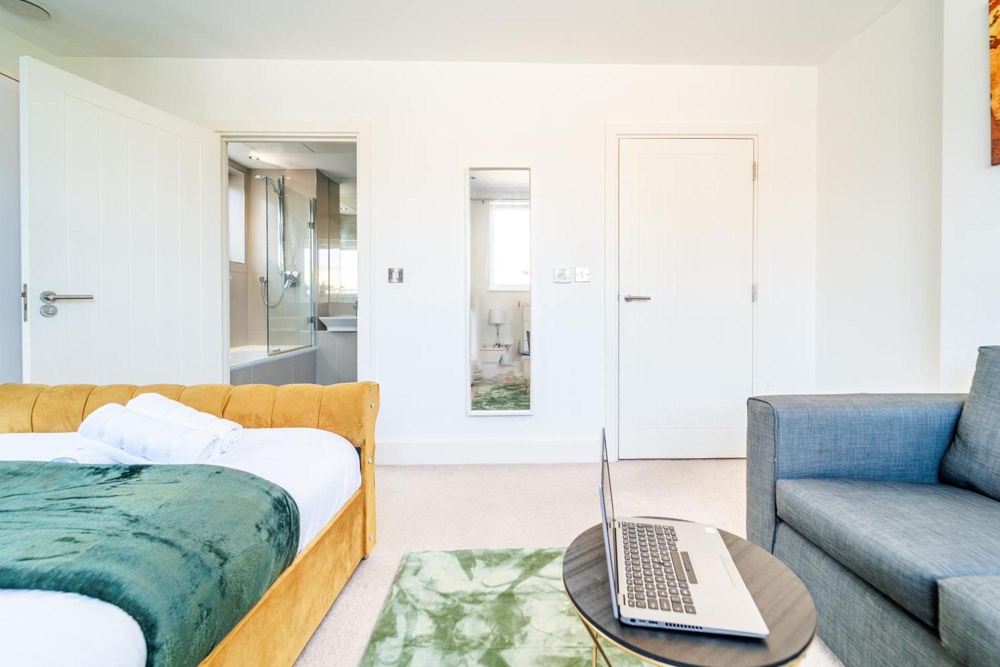 Greenwich Station Suite: Luxury 2-bed With Playstation Apartment London