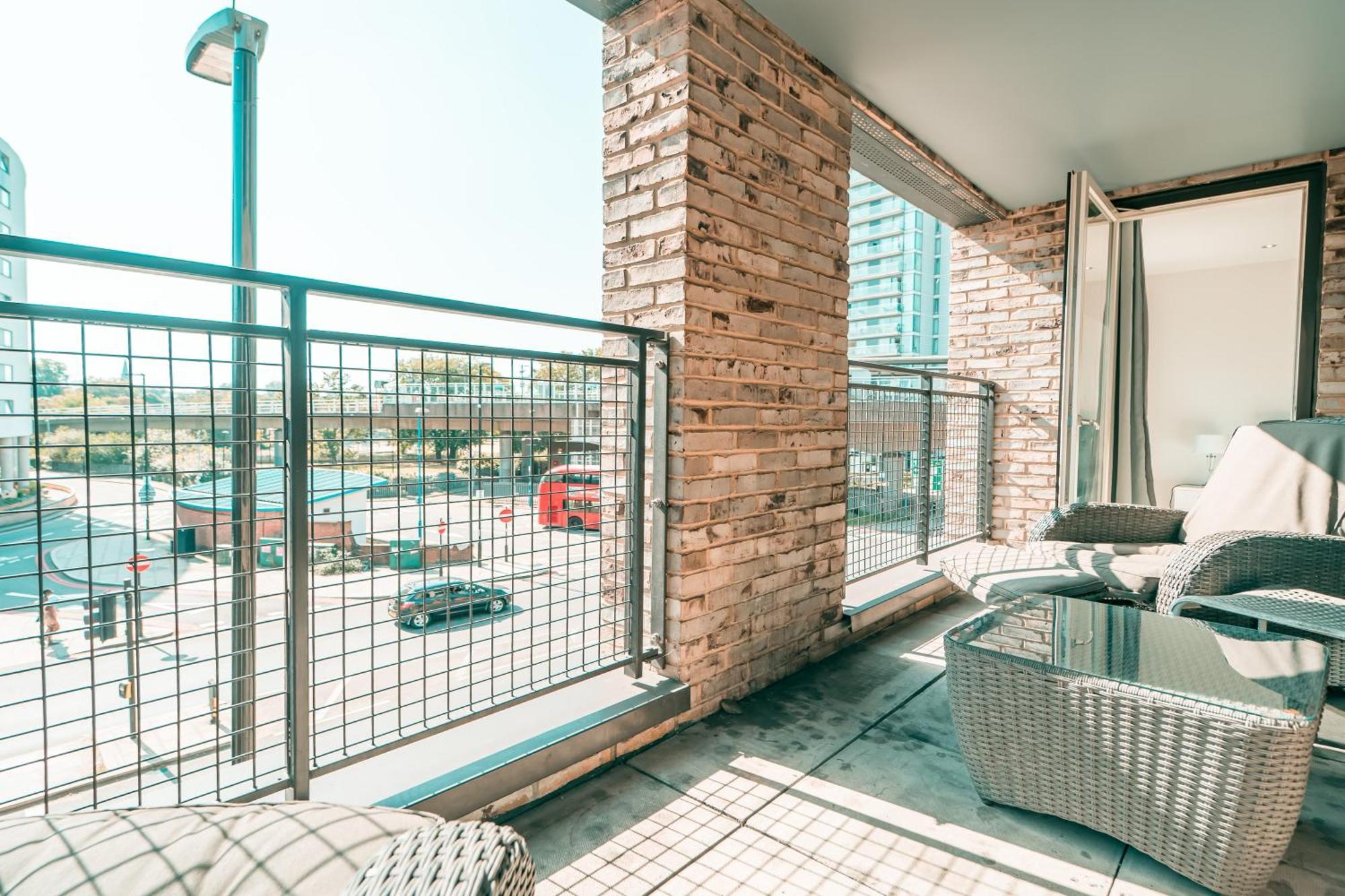 Greenwich Station Suite: Luxury 2-bed With Playstation Apartment