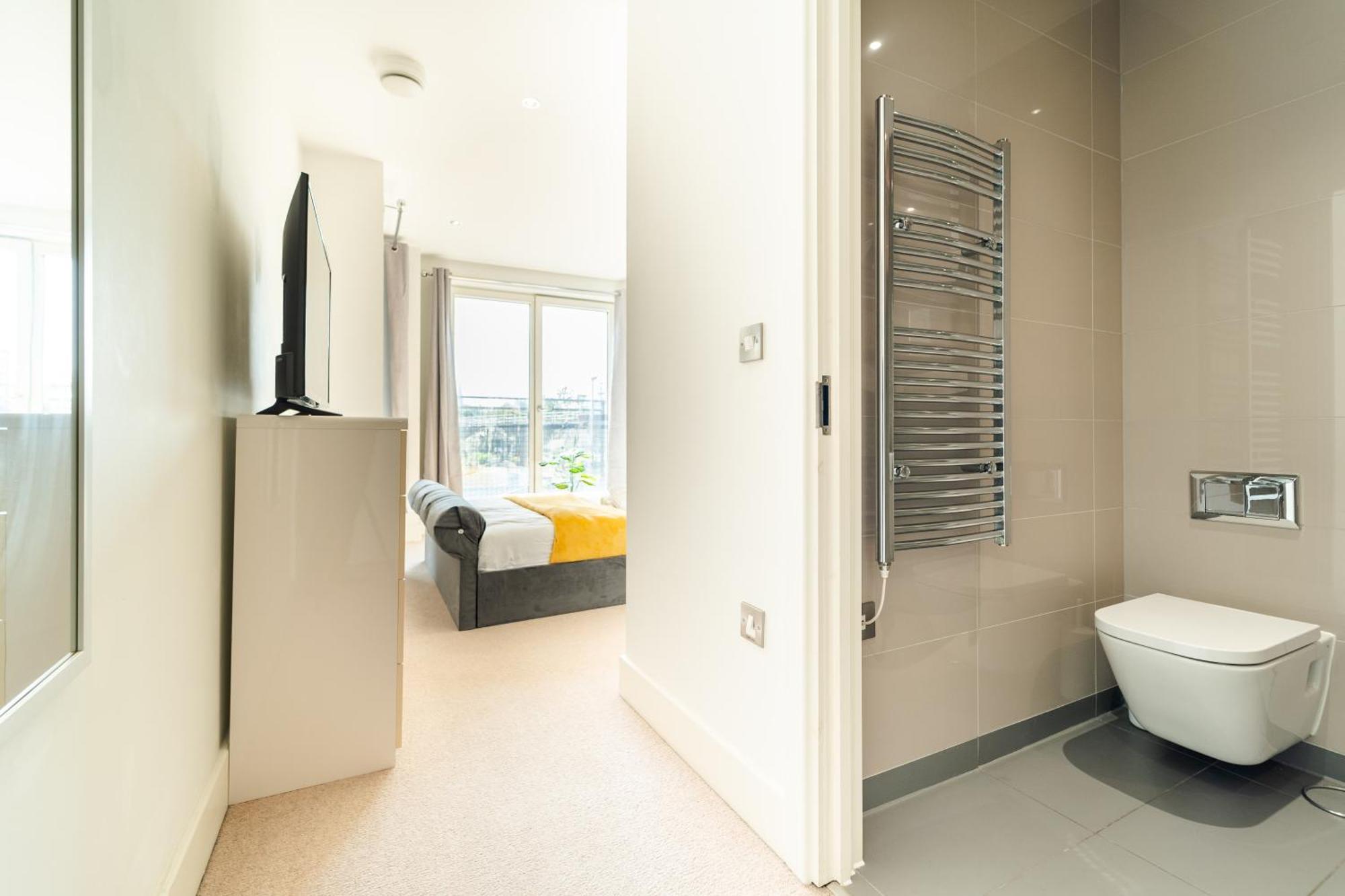 Greenwich Station Suite: Luxury 2-bed With Playstation Apartment