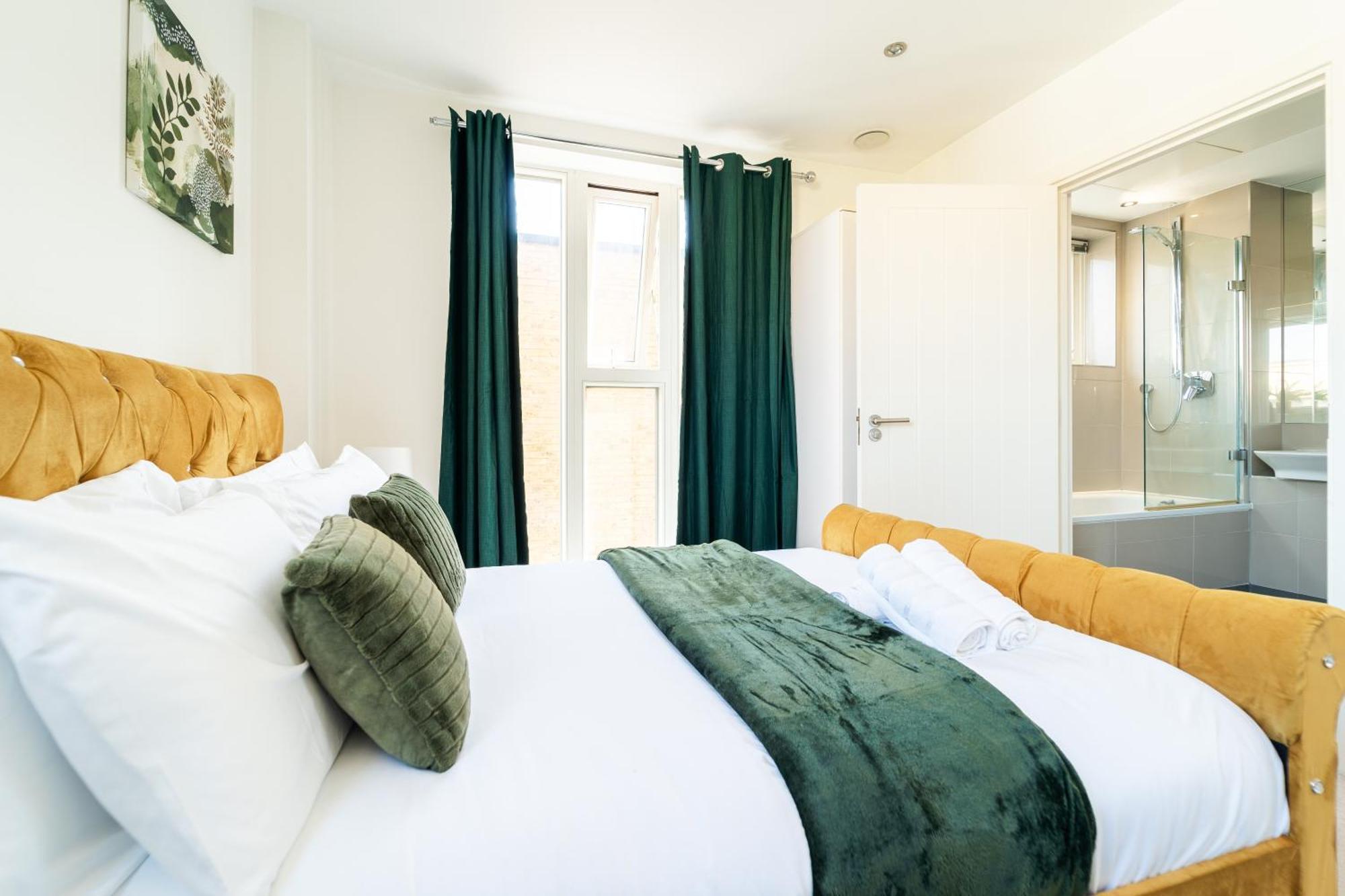 Greenwich Station Suite: Luxury 2-bed With Playstation Apartment