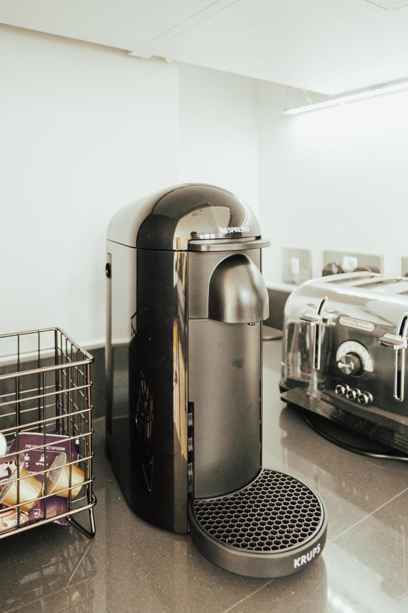 Greenwich Station Suite: Luxury 2-bed With Playstation Apartment London