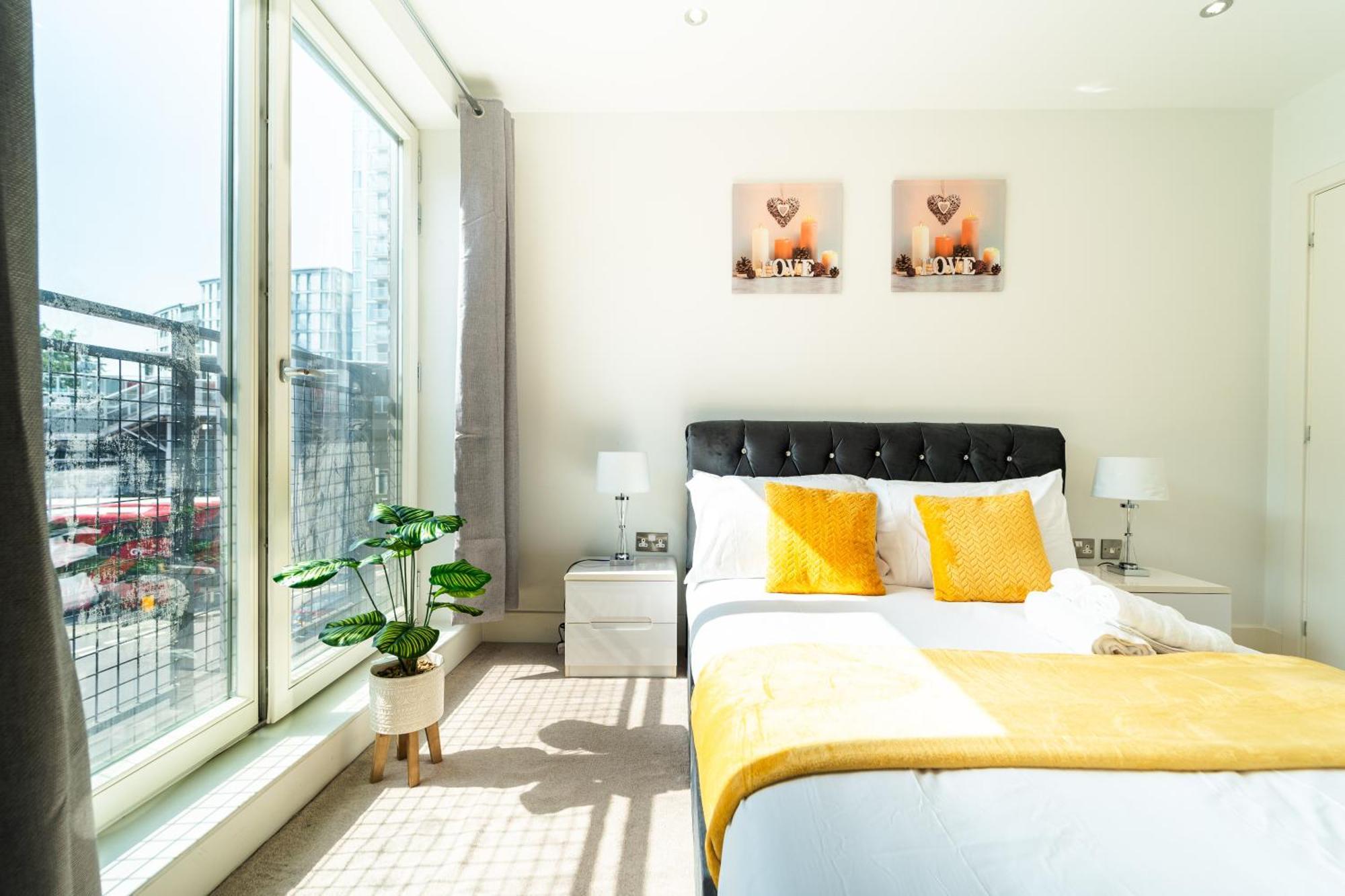 Greenwich Station Suite: Luxury 2-bed With Playstation Apartment